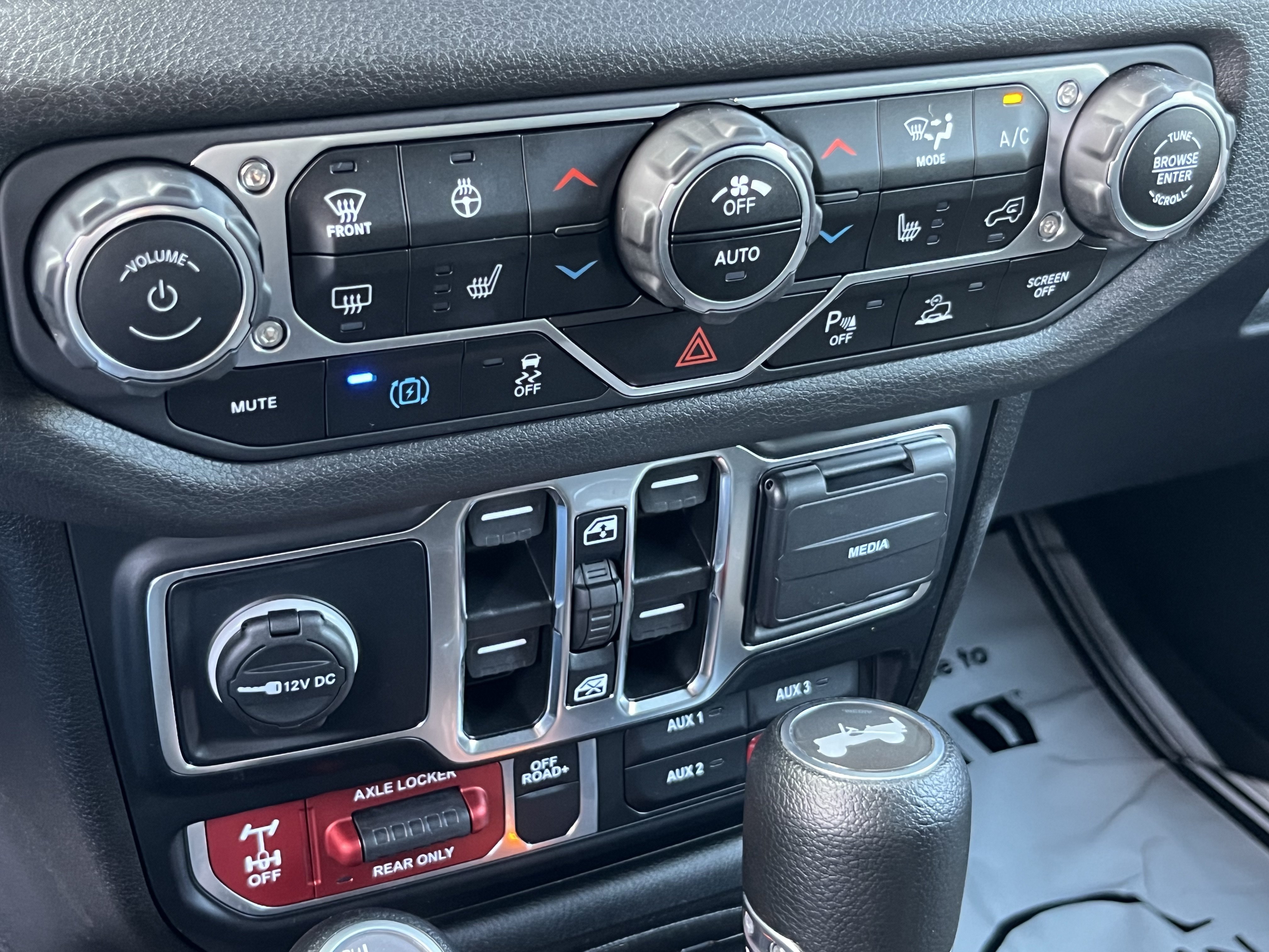 Used 2024 Jeep Wrangler Unlimited AWD/4WD image 32