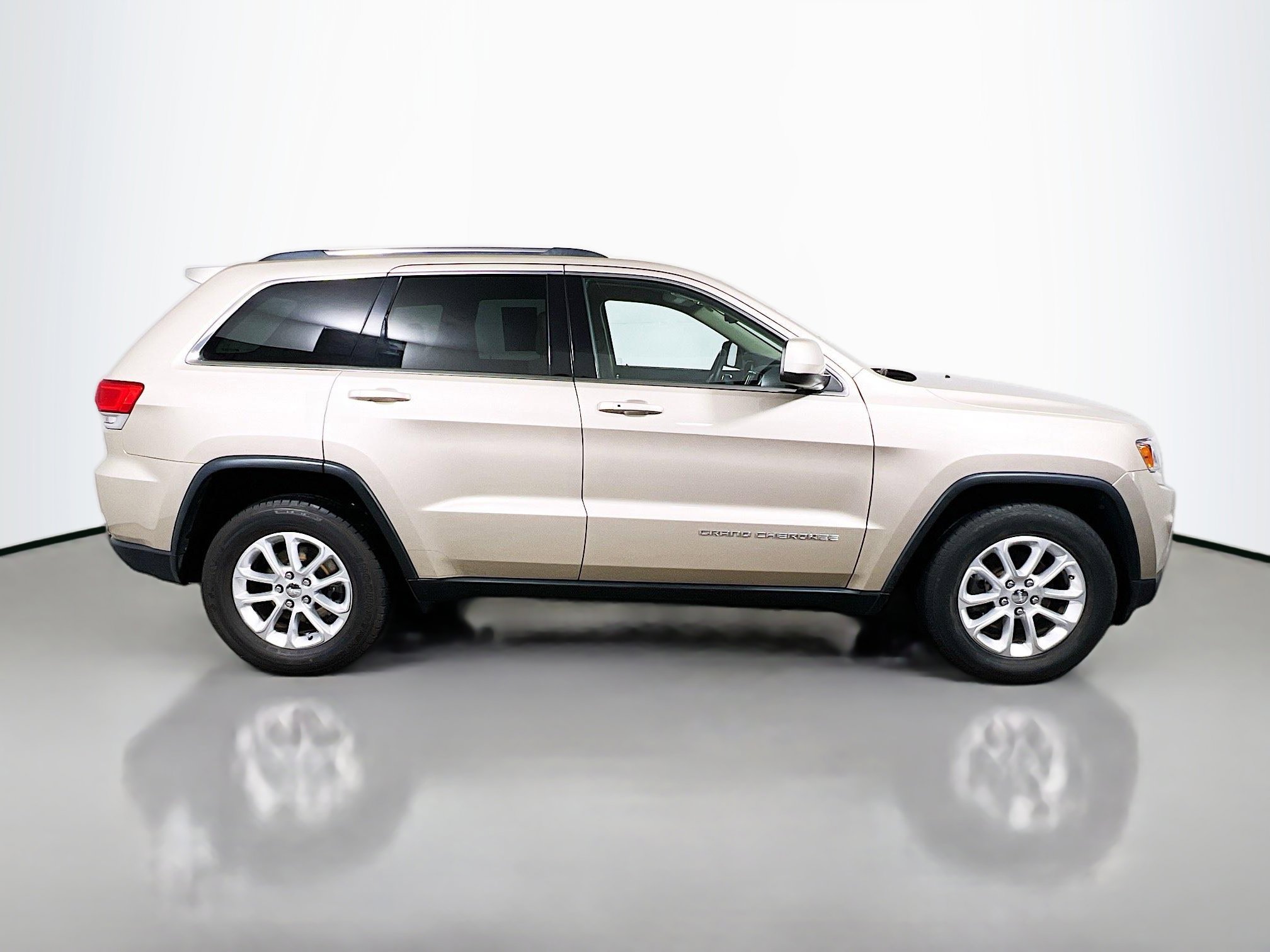 Used 2014 Jeep Grand Cherokee Laredo w/ 18" Wheel & 8.4" Radio Group image 3