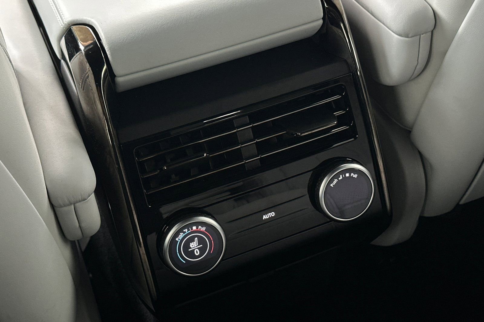 Used 2024 Land Rover Range Rover Sport SE image 31