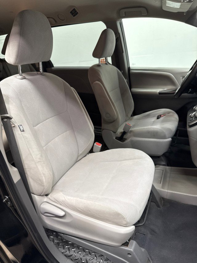 Used 2020 Toyota Sienna L image 25
