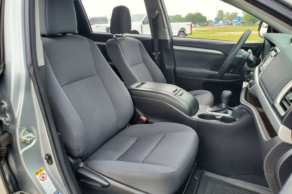 Used 2017 Toyota Highlander LE AWD/4WD image 17