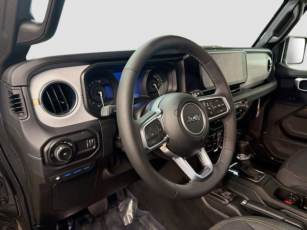 Used 2025 Jeep Wrangler Unlimited Sahara AWD/4WD image 9