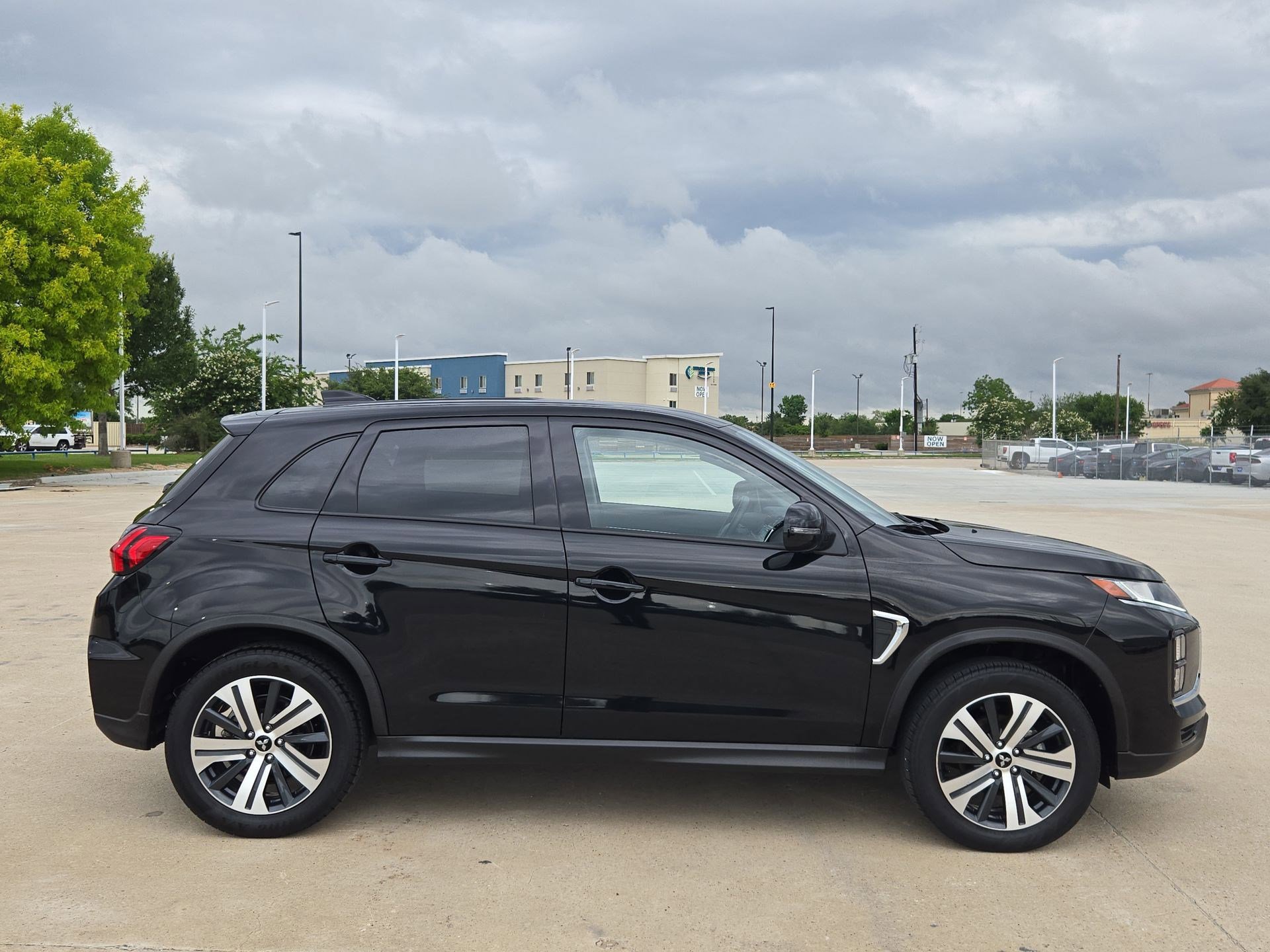 Used 2025 Mitsubishi Outlander Sport AWD image 2