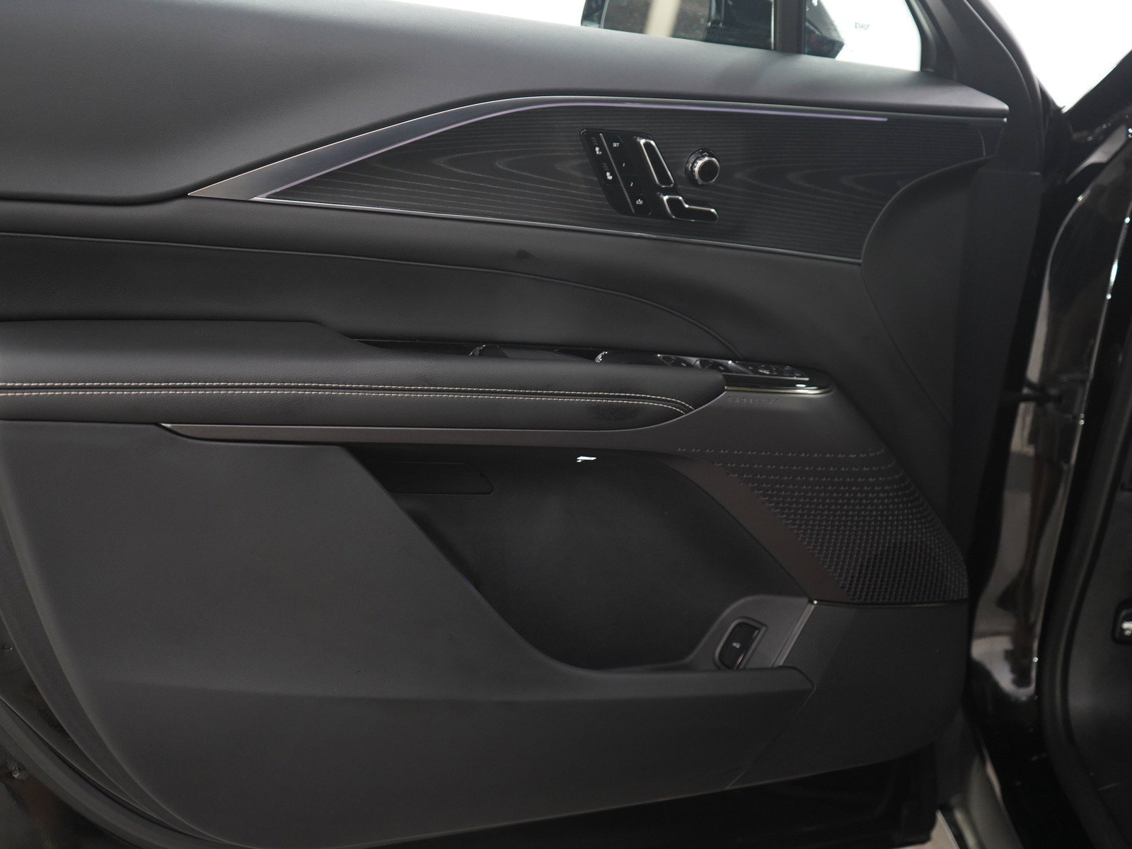 Used 2025 Cadillac Lyriq Luxury w/ LPO, Floor Liner Package AWD/4WD image 19