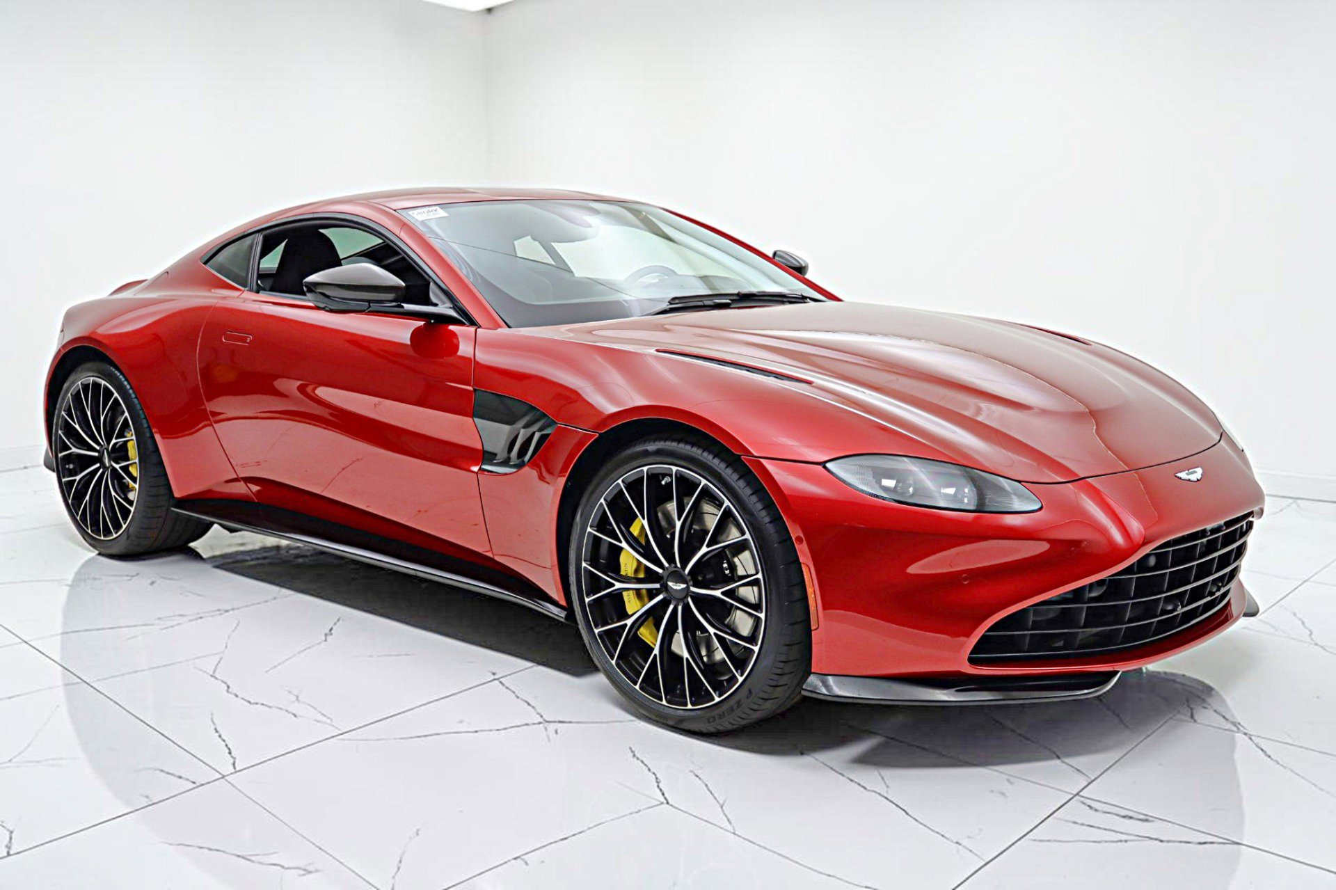 Used 2023 Aston Martin V8 Vantage Coupe RWD image 24