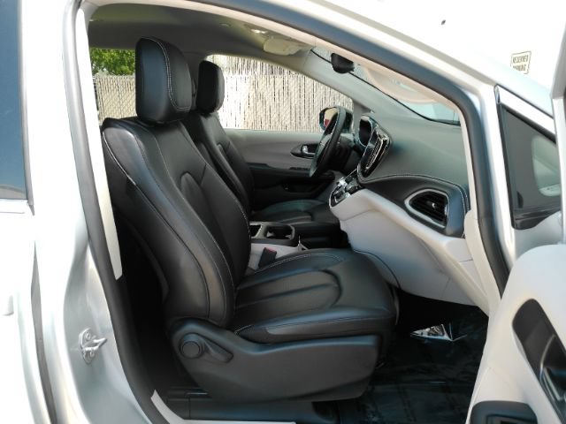 Used 2024 Chrysler Pacifica Limited FWD image 22