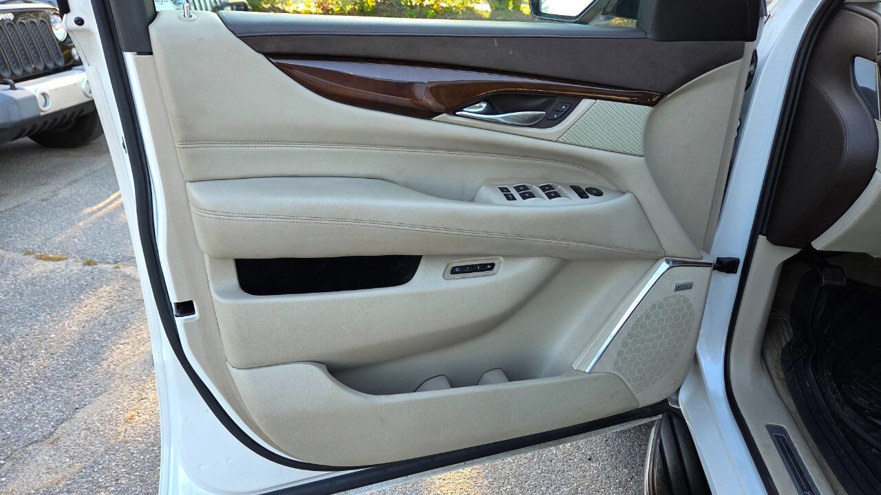 Used 2017 Cadillac Escalade Luxury AWD/4WD image 31
