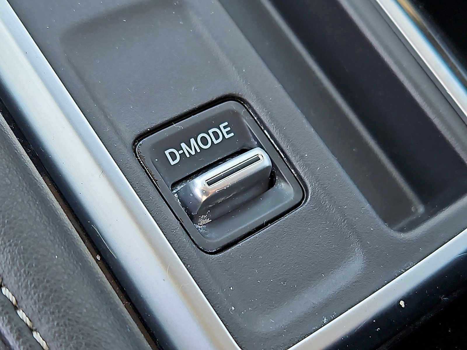 Used 2025 Nissan Pathfinder SV FWD image 28