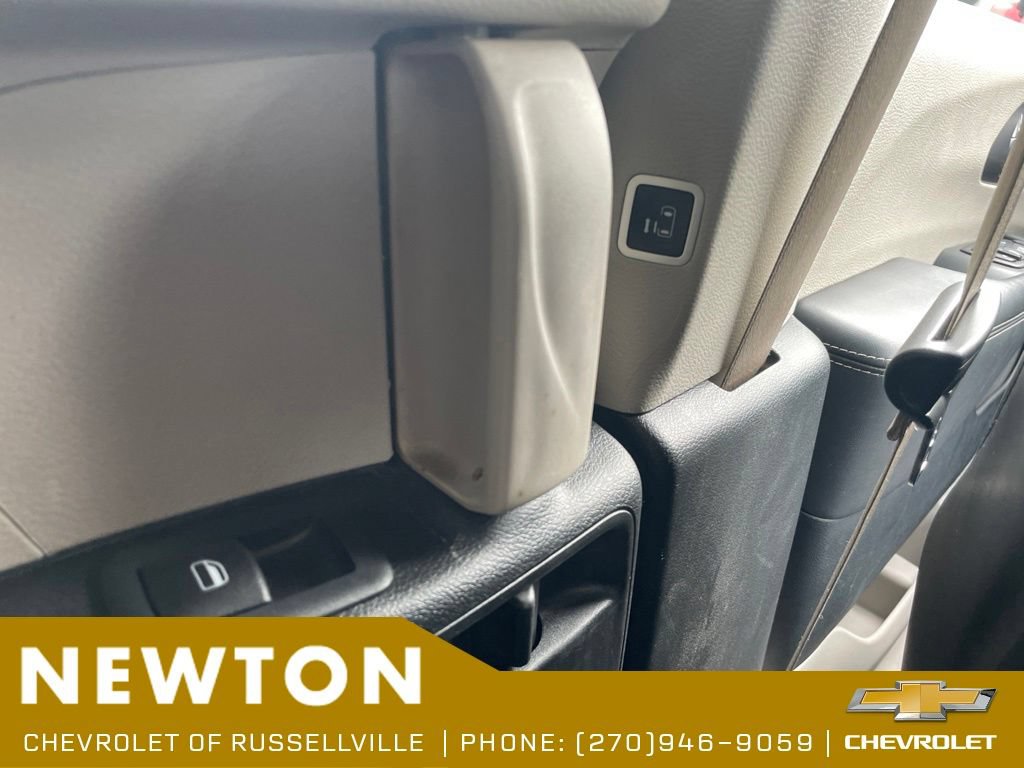 Used 2023 Chrysler Pacifica Touring-L FWD image 39