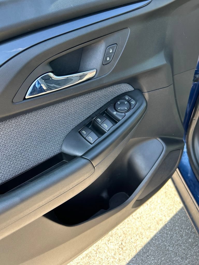 Used 2022 Chevrolet TrailBlazer LT w/ Convenience Package FWD image 9