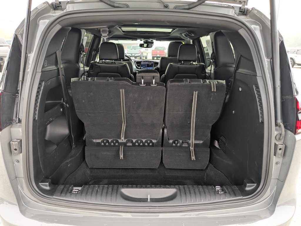 Used 2025 Chrysler Pacifica Limited FWD image 16