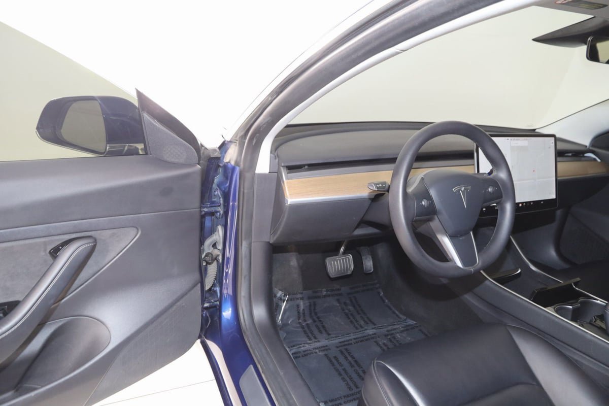Used 2020 Tesla Model 3 Standard Range image 47