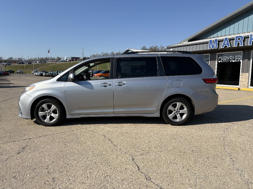 Used 2018 Toyota Sienna LE image 2