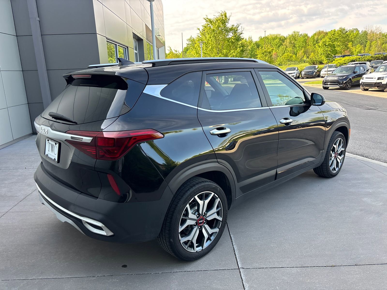 Used 2023 Kia Seltos SX w/ SX Sunroof Package AWD/4WD image 6