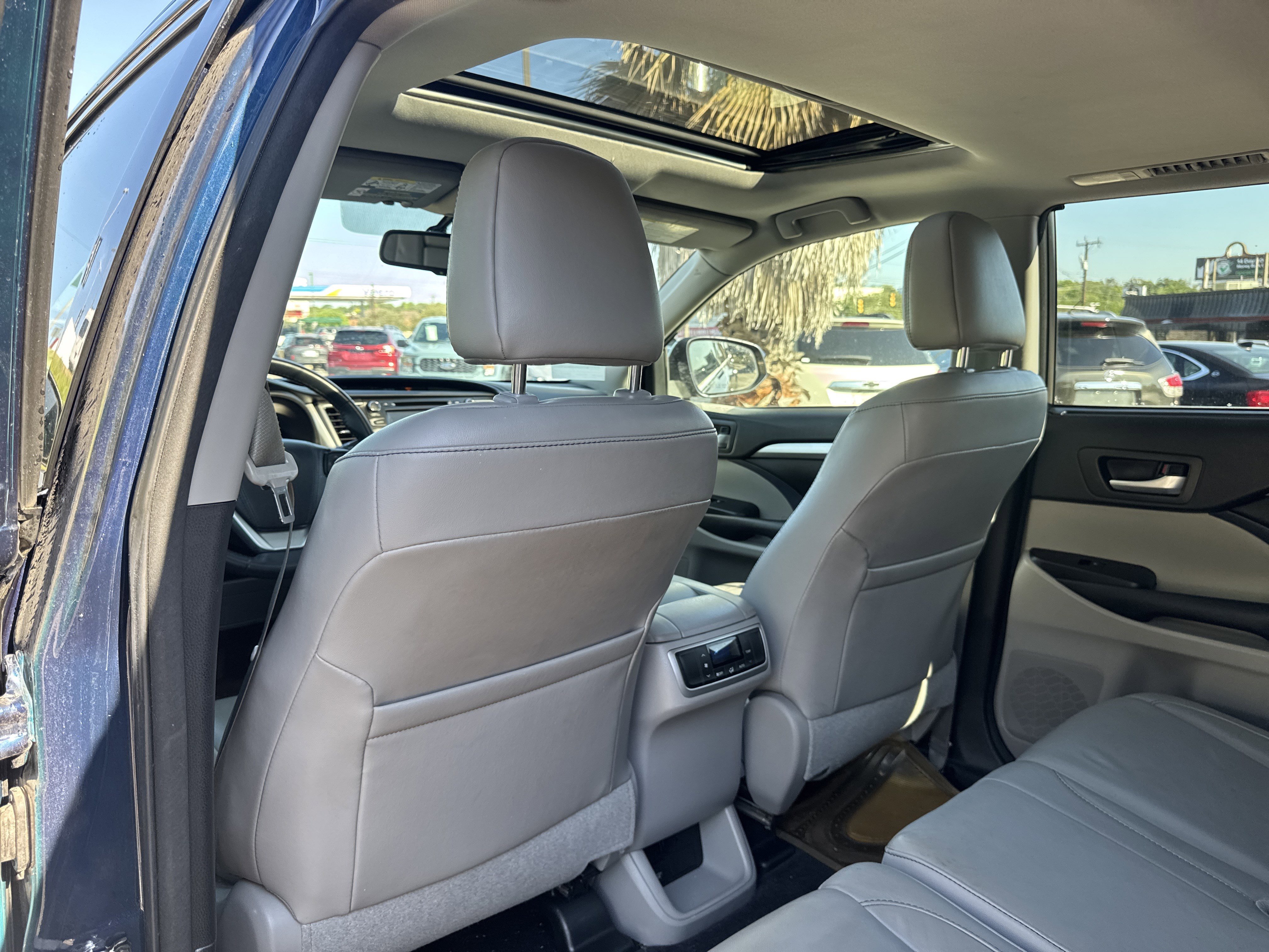 Used 2016 Toyota Highlander XLE FWD image 24