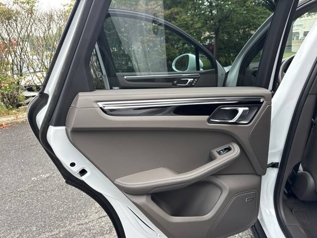 Used 2025 Porsche Macan AWD/4WD image 31