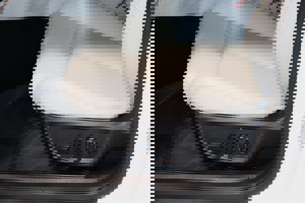 Used 2024 Genesis G70 2.5T image 32