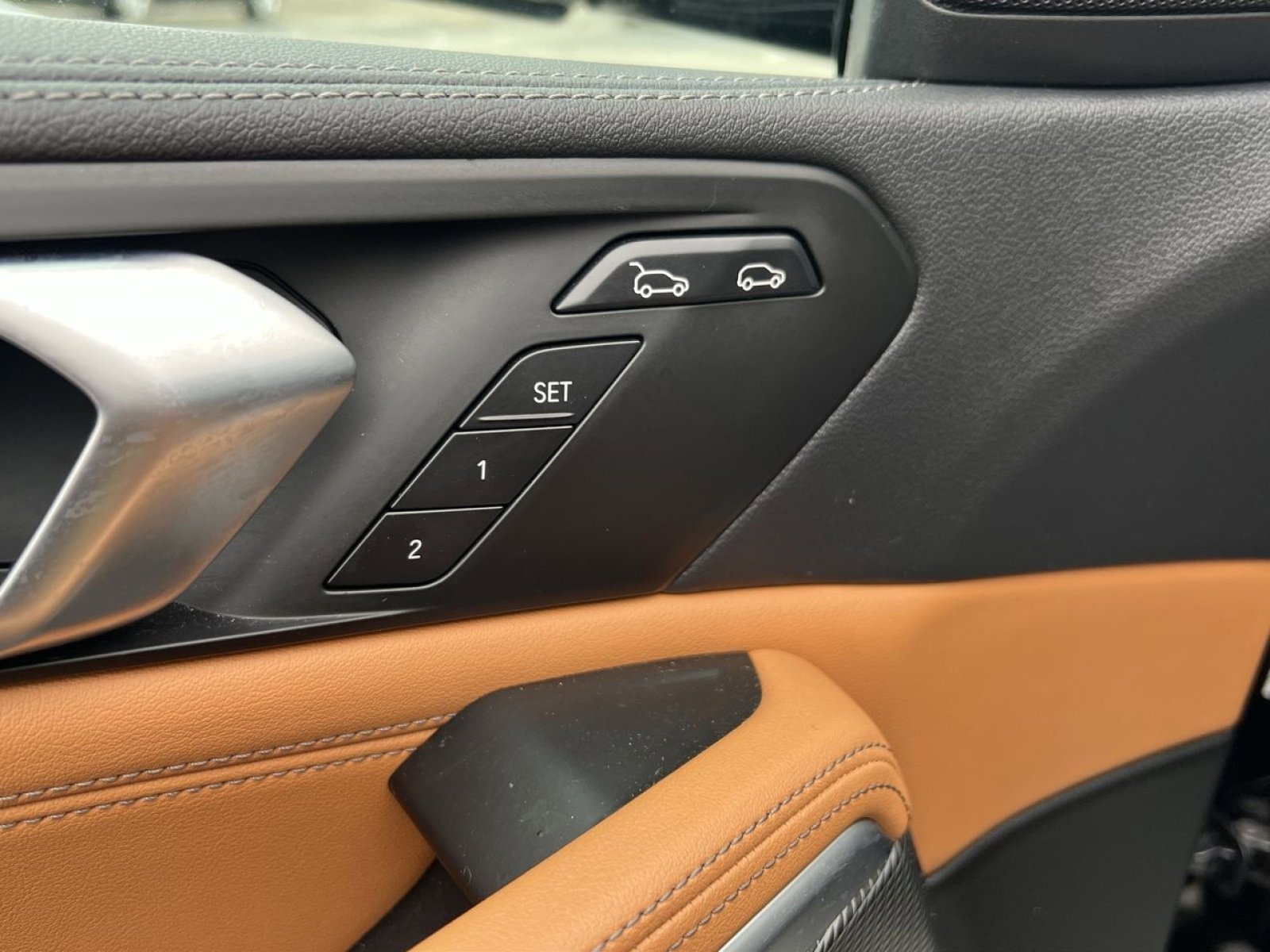 Used 2023 BMW X6 xDrive40i w/ M Sport Package image 34