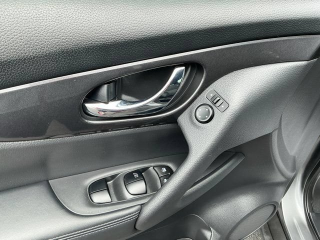 Used 2017 Nissan Rogue S FWD image 13