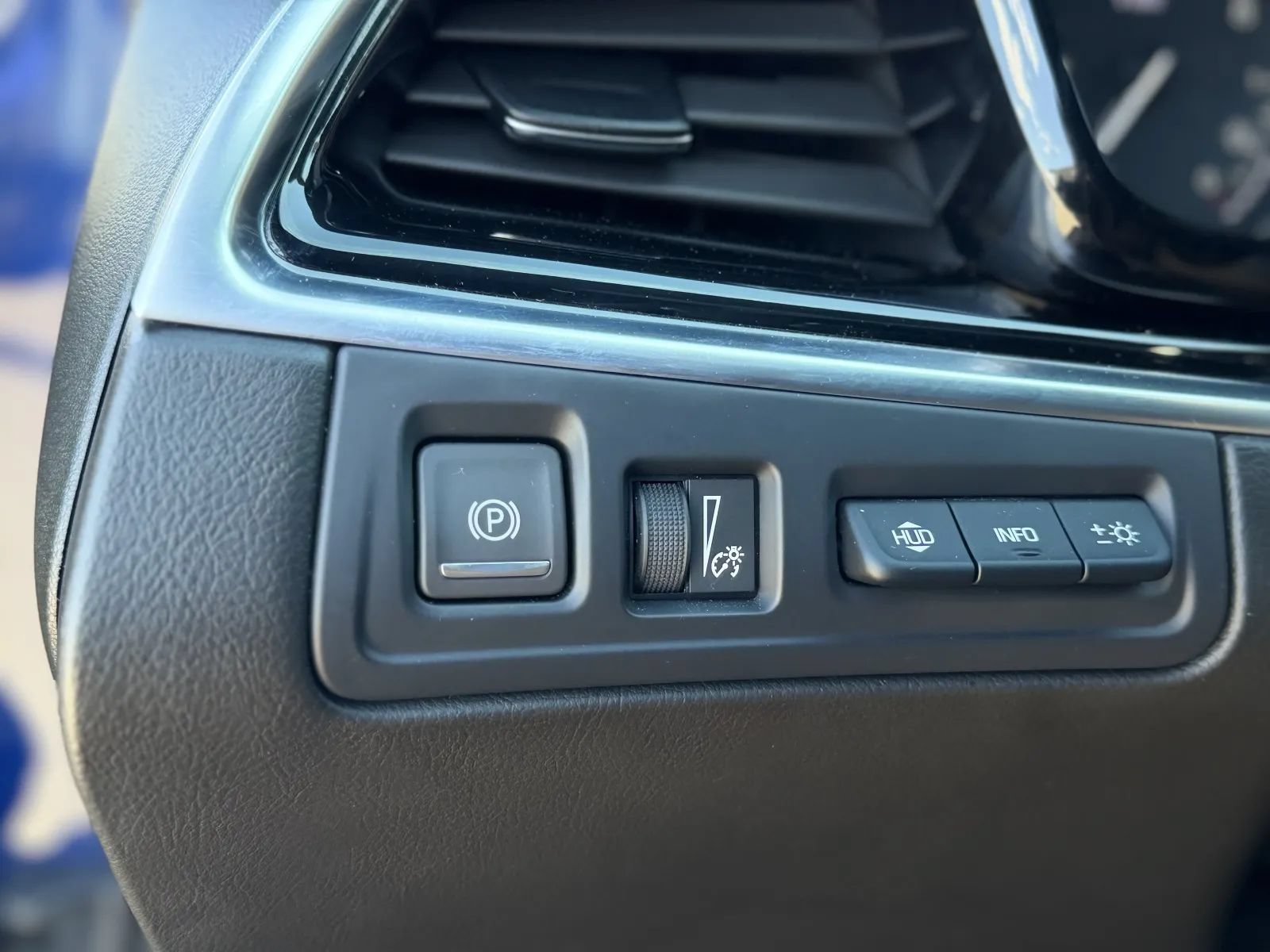 Used 2025 Cadillac XT6 Premium Luxury w/ Technology Package AWD/4WD image 28