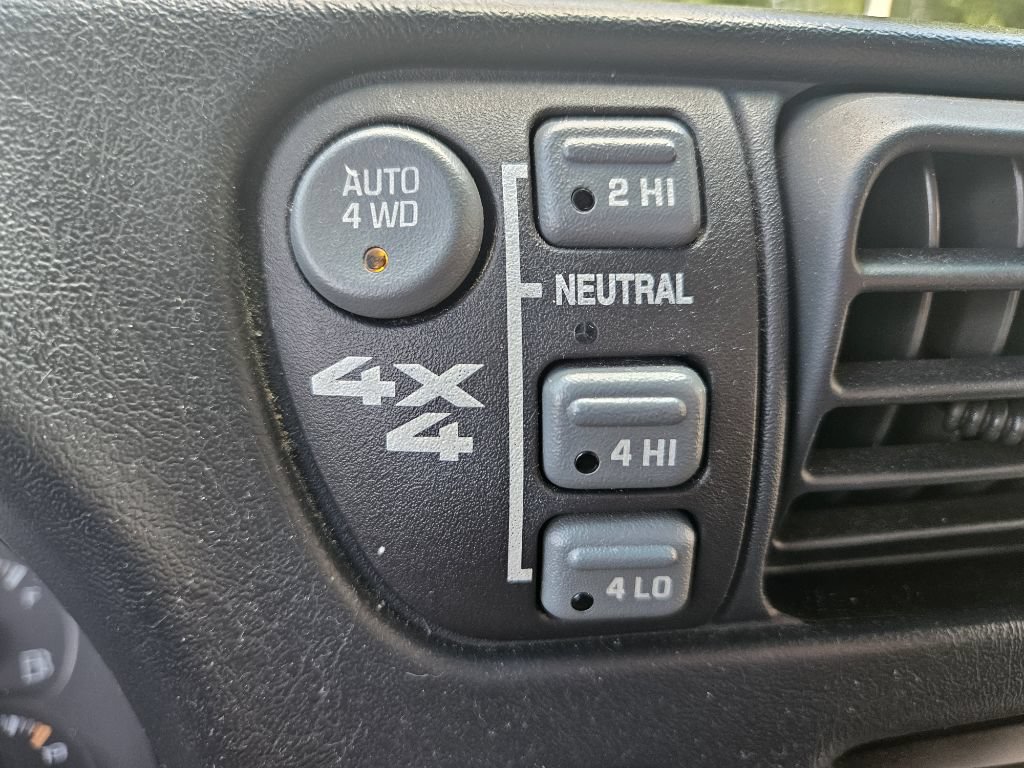 Used 2002 Chevrolet Blazer LS w/ Preferred Equipment Group AWD/4WD image 25