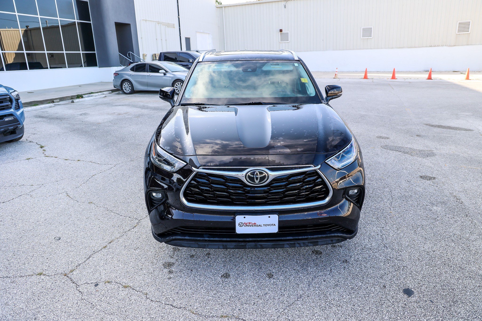 Used 2022 Toyota Highlander Limited AWD/4WD image 4