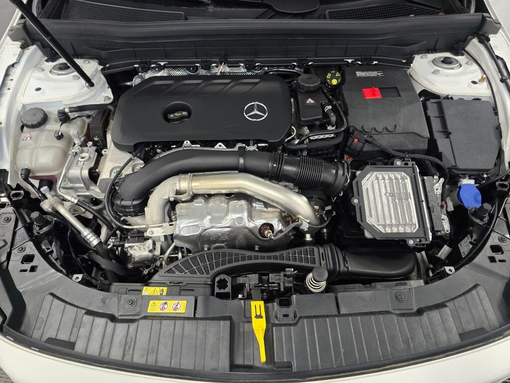 Used 2025 Mercedes-Benz GLB 250 4MATIC image 10