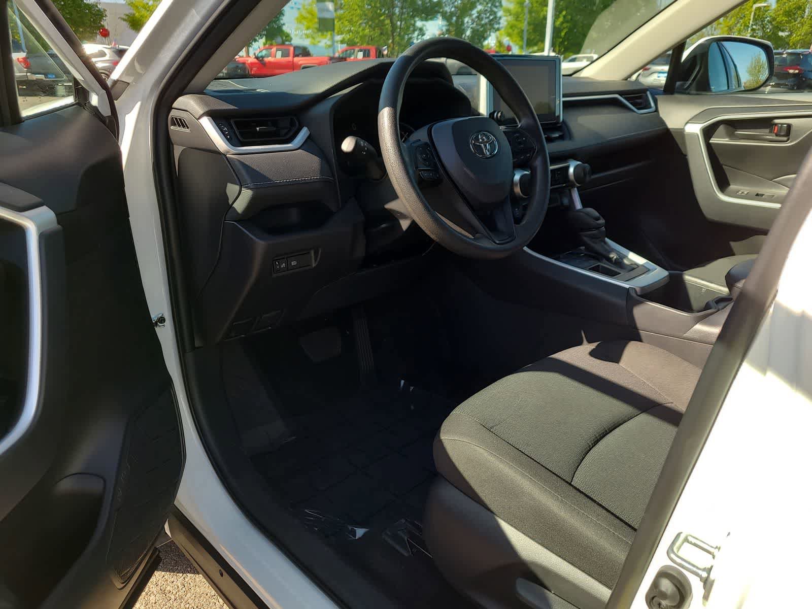 Used 2025 Toyota RAV4 LE AWD/4WD image 10