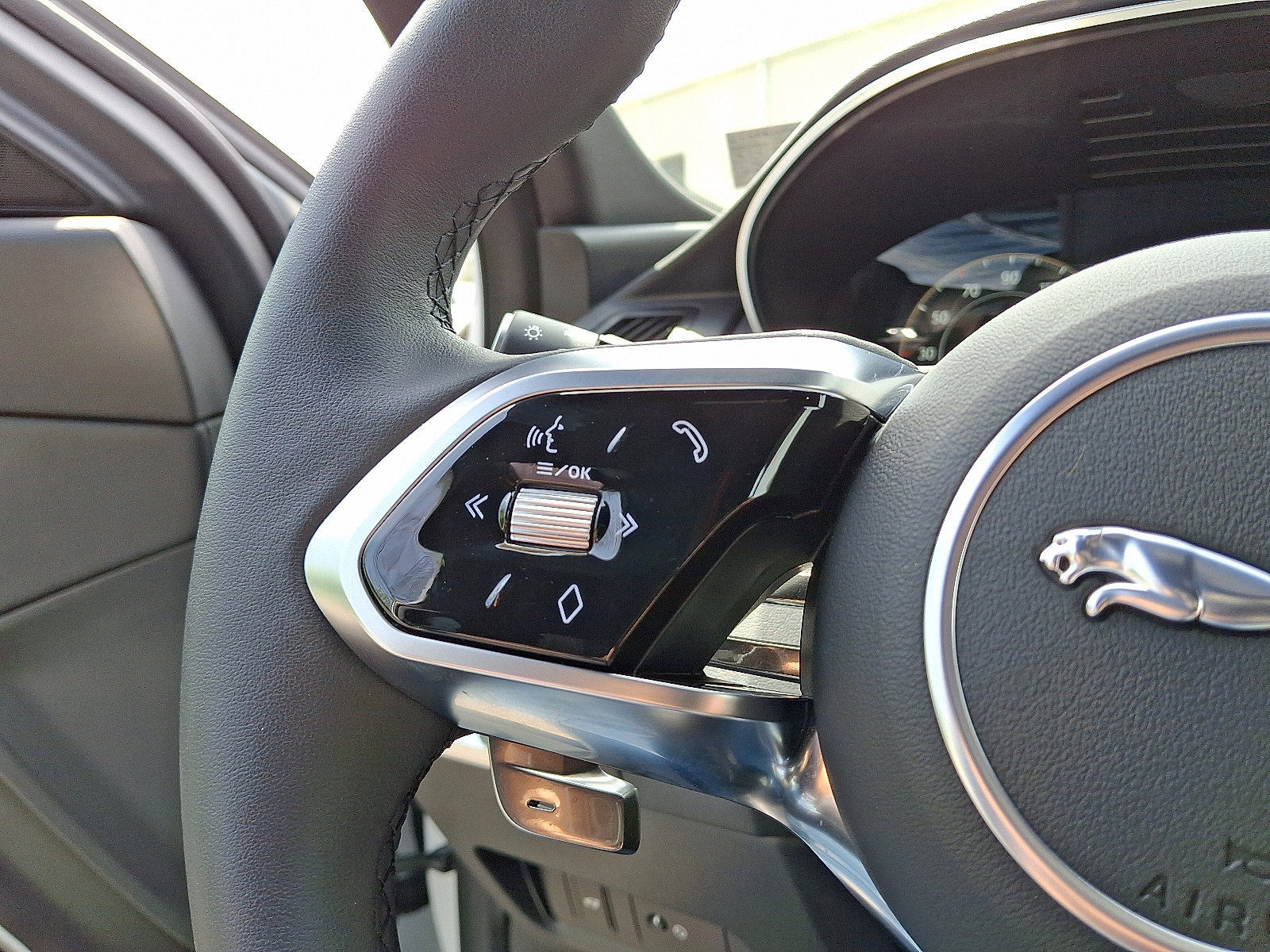 Certified 2024 Jaguar E-PACE R-Dynamic SE image 21