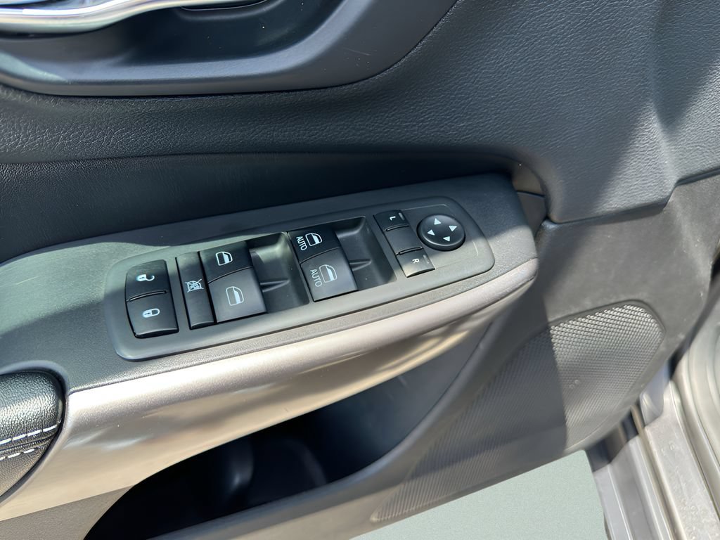 Used 2019 Jeep Cherokee Latitude Plus w/ Cold Weather Group AWD/4WD image 10