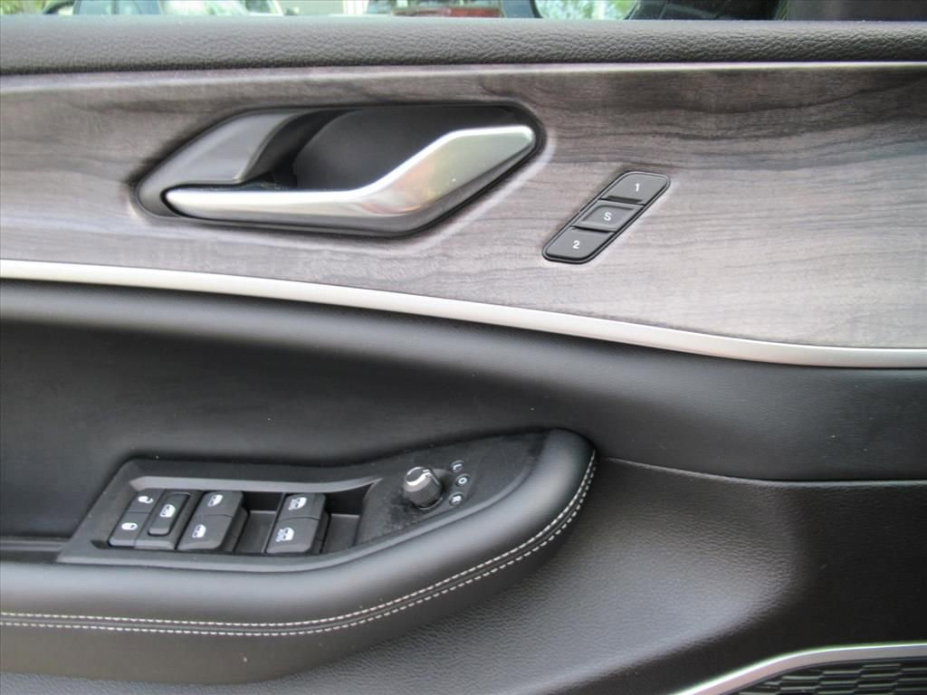 Certified 2024 Jeep Grand Cherokee Limited w/ Black Appearance Package image 20