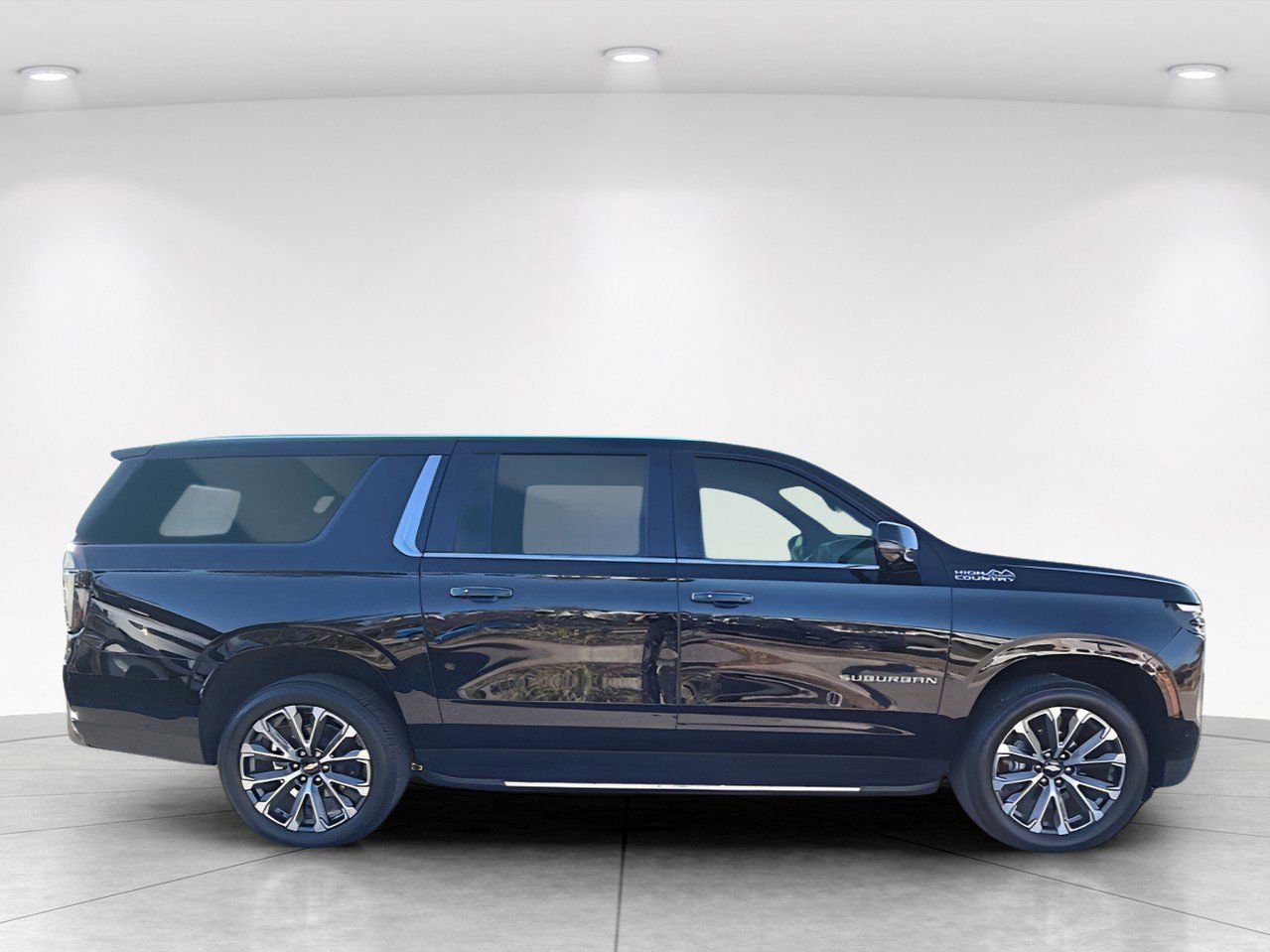 Used 2025 Chevrolet Suburban High Country image 3
