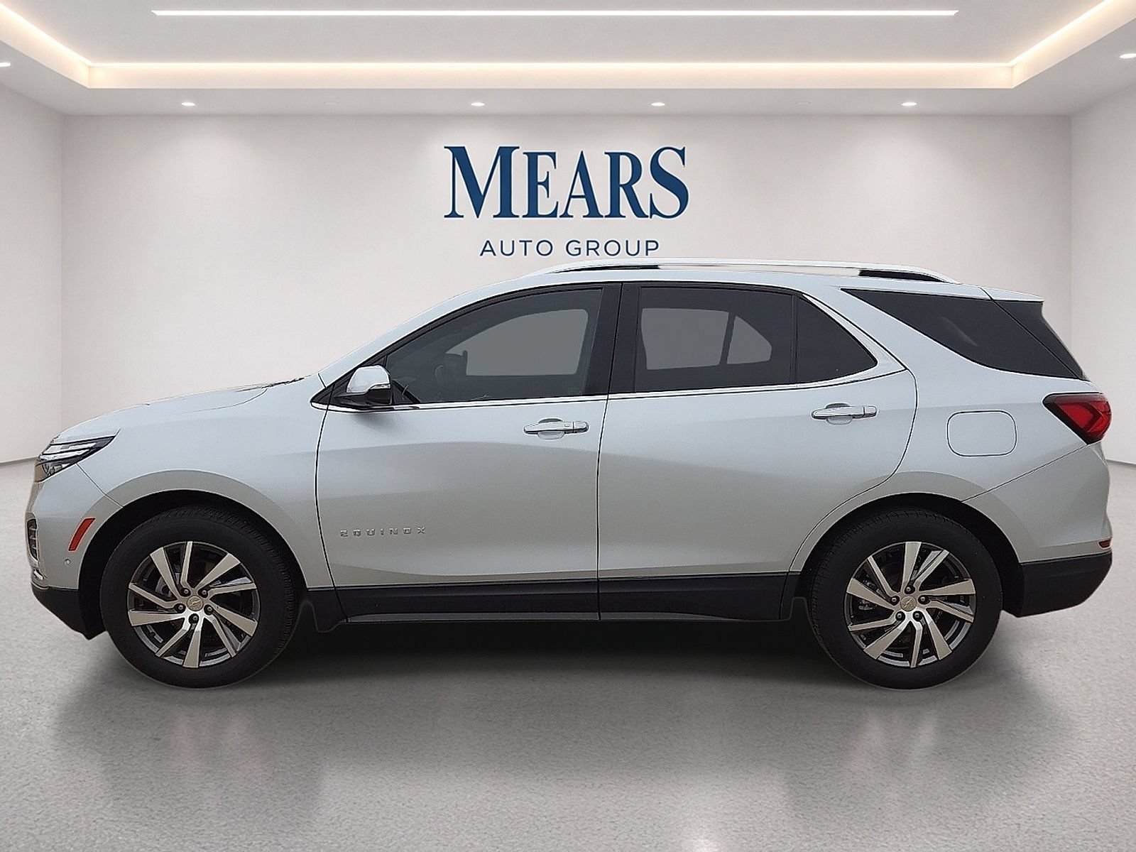 Used 2022 Chevrolet Equinox Premier AWD/4WD image 2