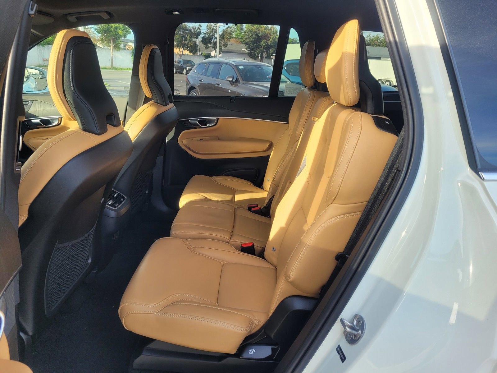 Certified 2023 Volvo XC90 B6 Ultimate w/ Protection Package Premier AWD/4WD image 11