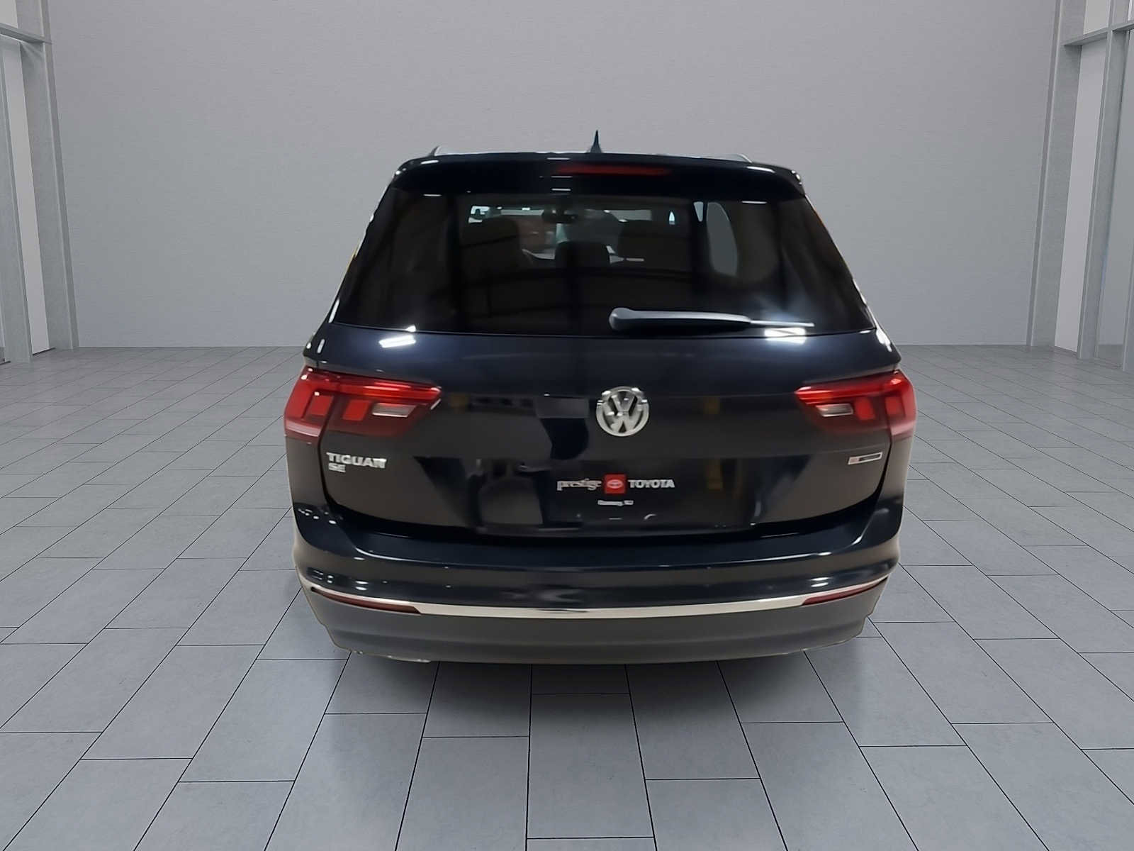 Used 2021 Volkswagen Tiguan SE w/ Panoramic Sunroof Package image 7
