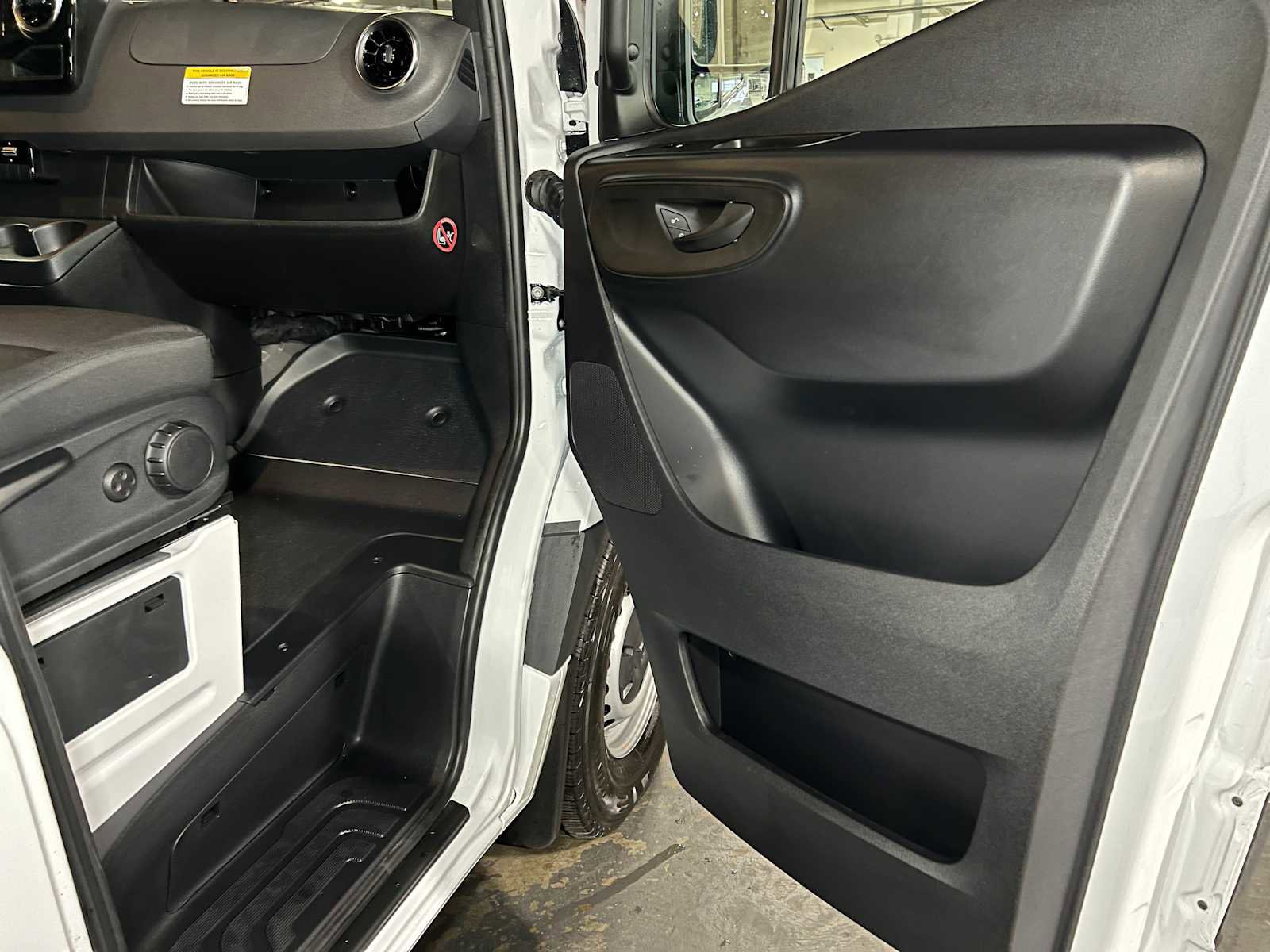 Used 2025 Mercedes-Benz Sprinter 2500 image 10