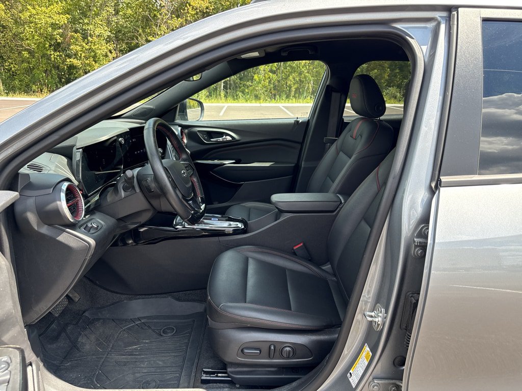 Used 2025 Chevrolet Trax RS w/ Driver Confidence Package FWD image 17