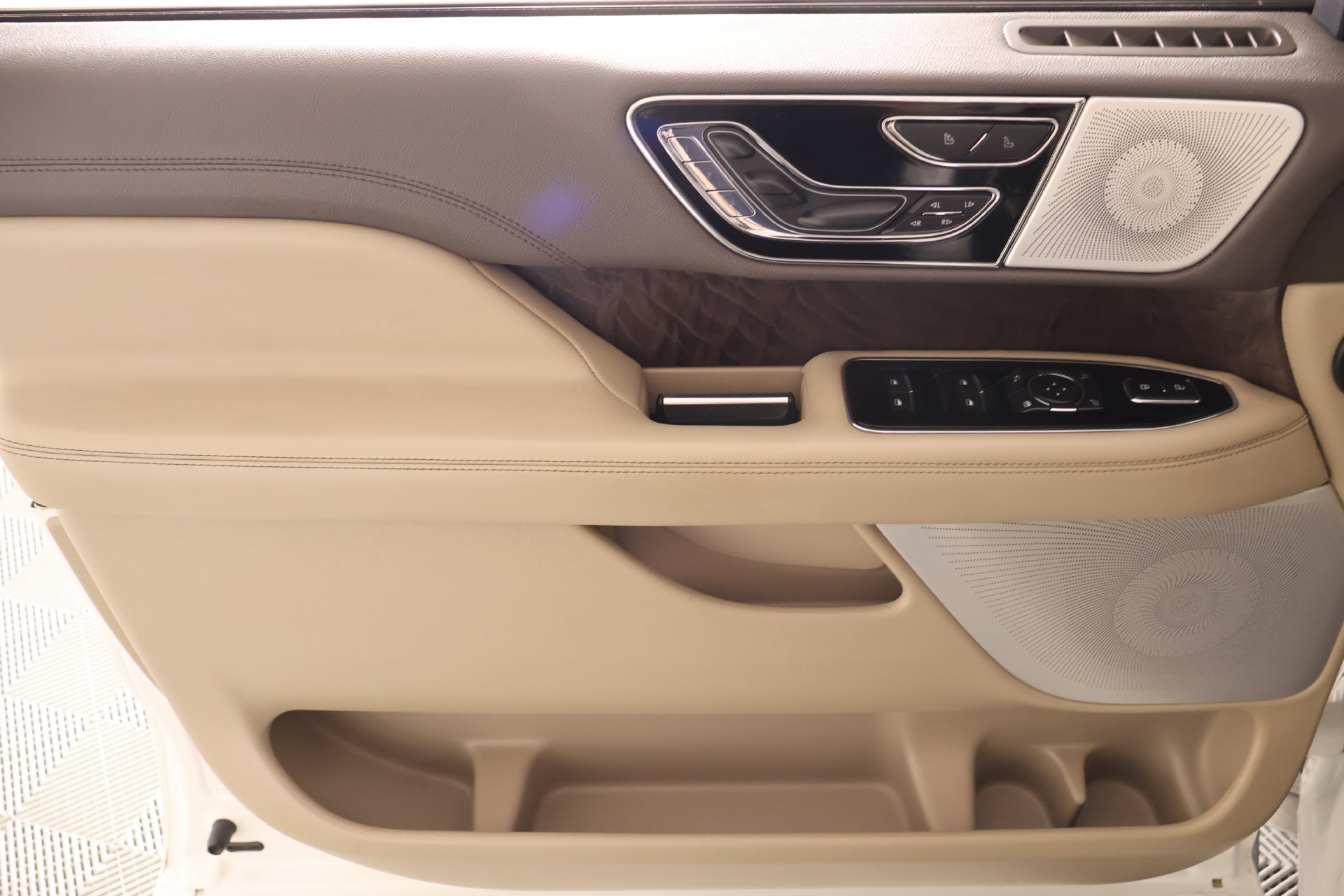 Used 2023 Lincoln Navigator Reserve AWD/4WD image 17