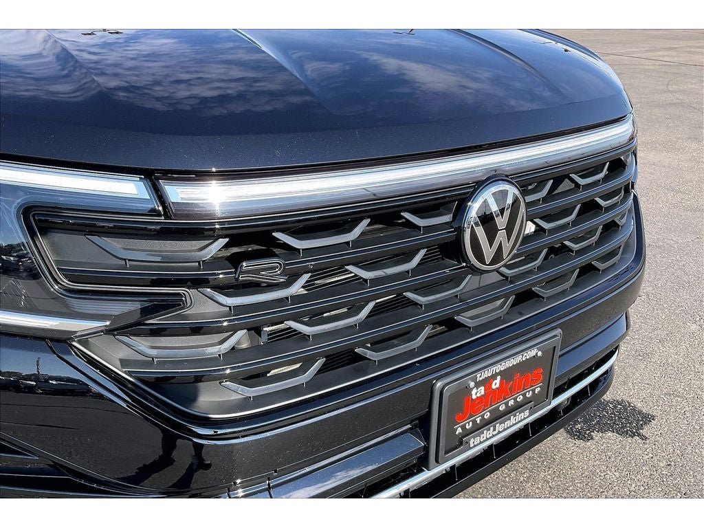 Used 2025 Volkswagen Atlas Cross Sport SEL R-Line AWD/4WD image 32