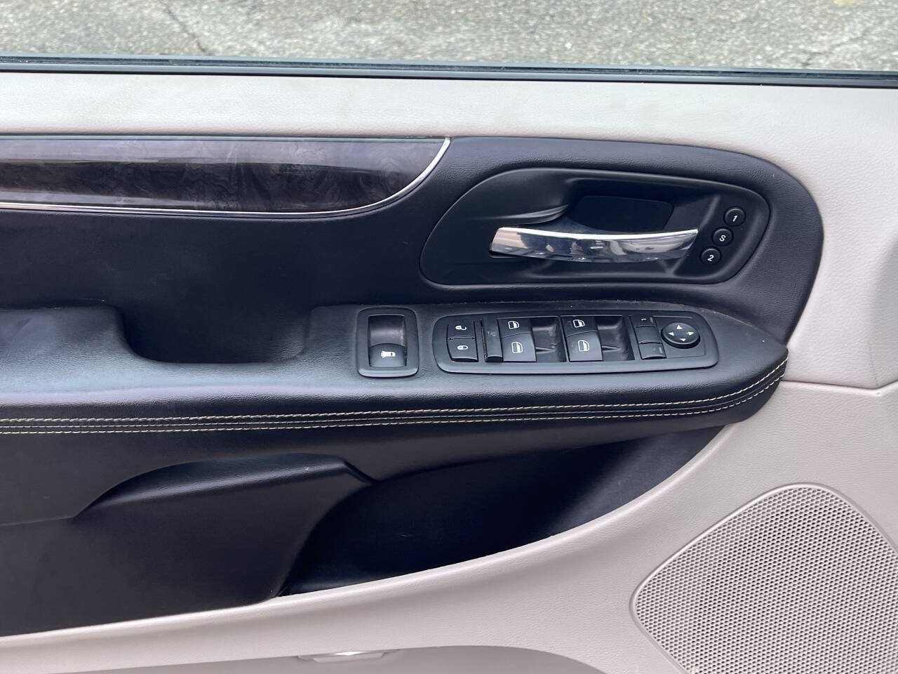 Used 2012 Chrysler Town & Country Limited w/ Luxury Group FWD image 18