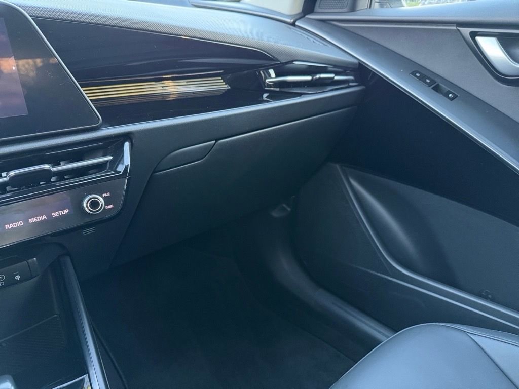 Used 2023 Kia Niro EX image 24