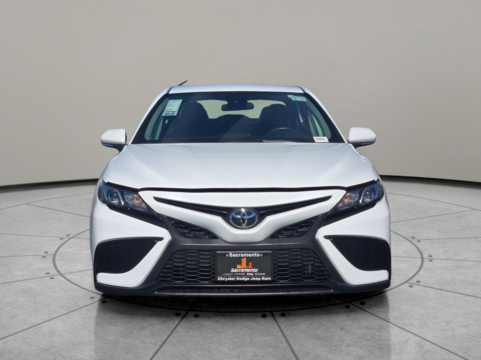 Used 2024 Toyota Camry SE image 2