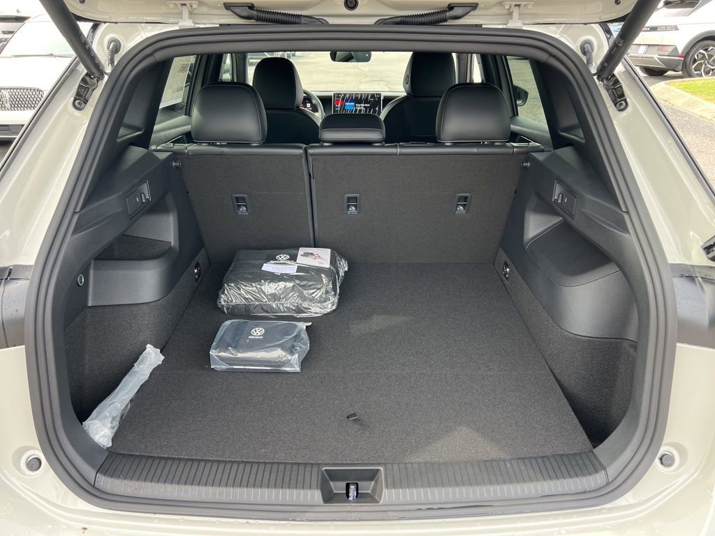 New 2026 Volkswagen Tiguan SE R-Line image 13