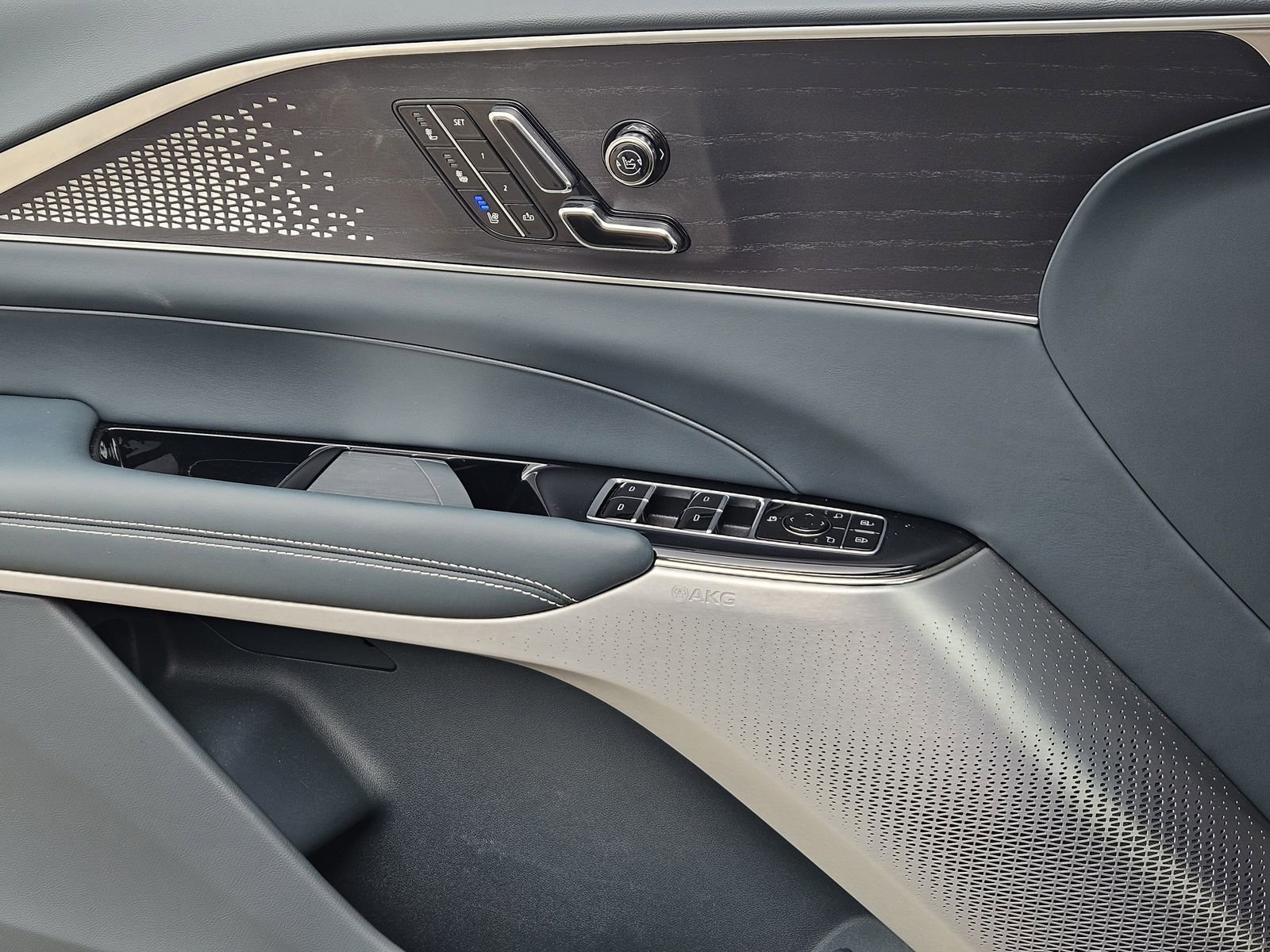 Certified 2024 Cadillac Lyriq Luxury w/ Nappa Leather Package image 29