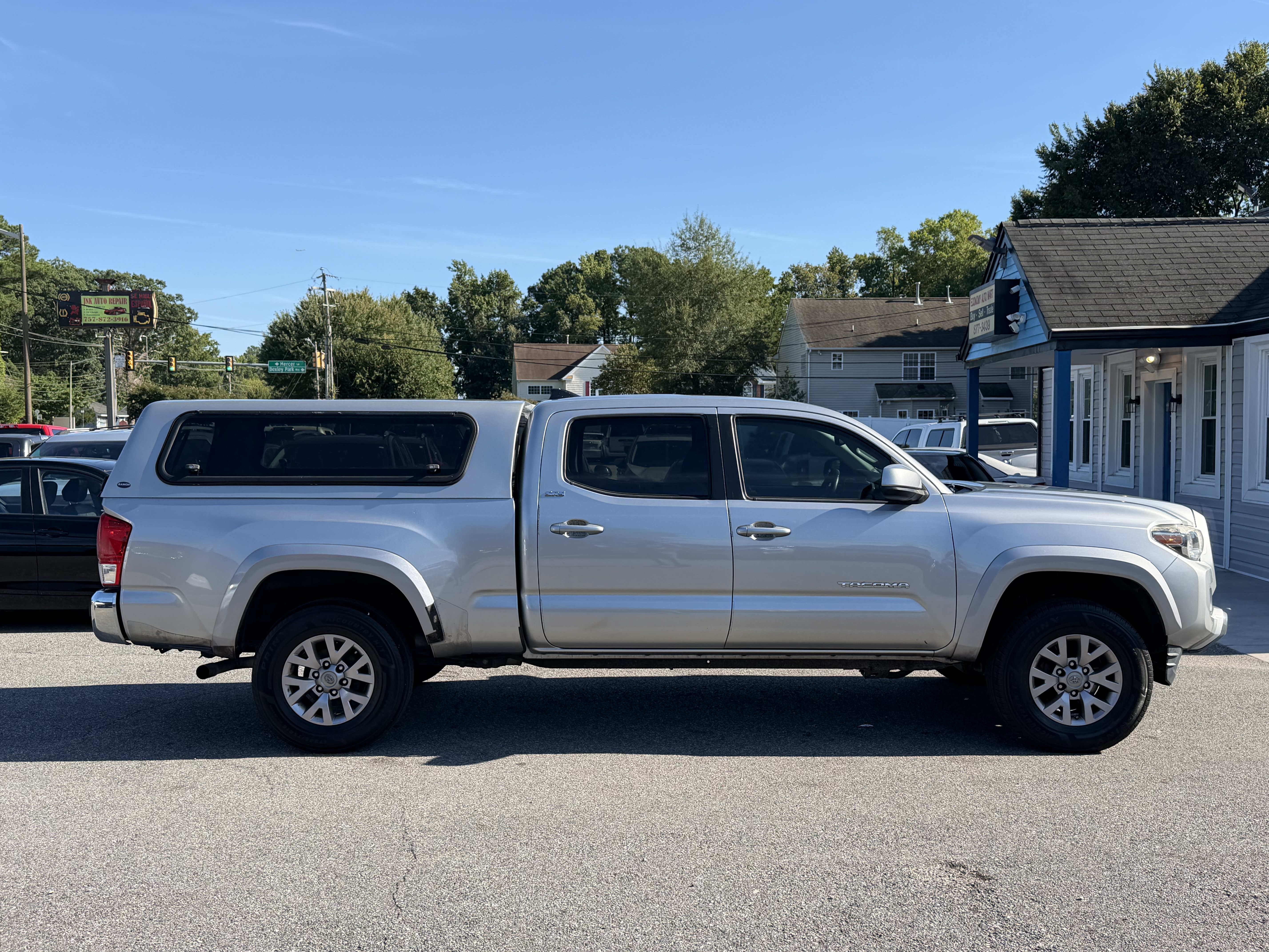 Used 2017 Toyota Tacoma SR5 w/ Tow Package AWD/4WD image 5