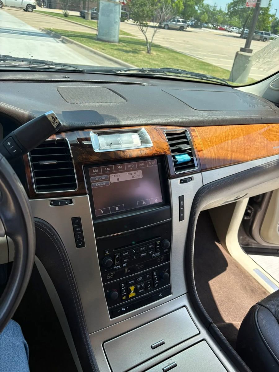 Used 2014 Cadillac Escalade Platinum RWD image 17