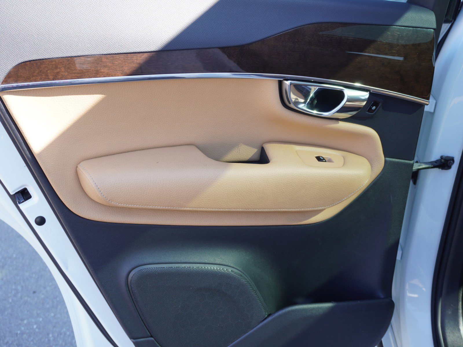 Used 2016 Volvo XC90 T6 Momentum image 13