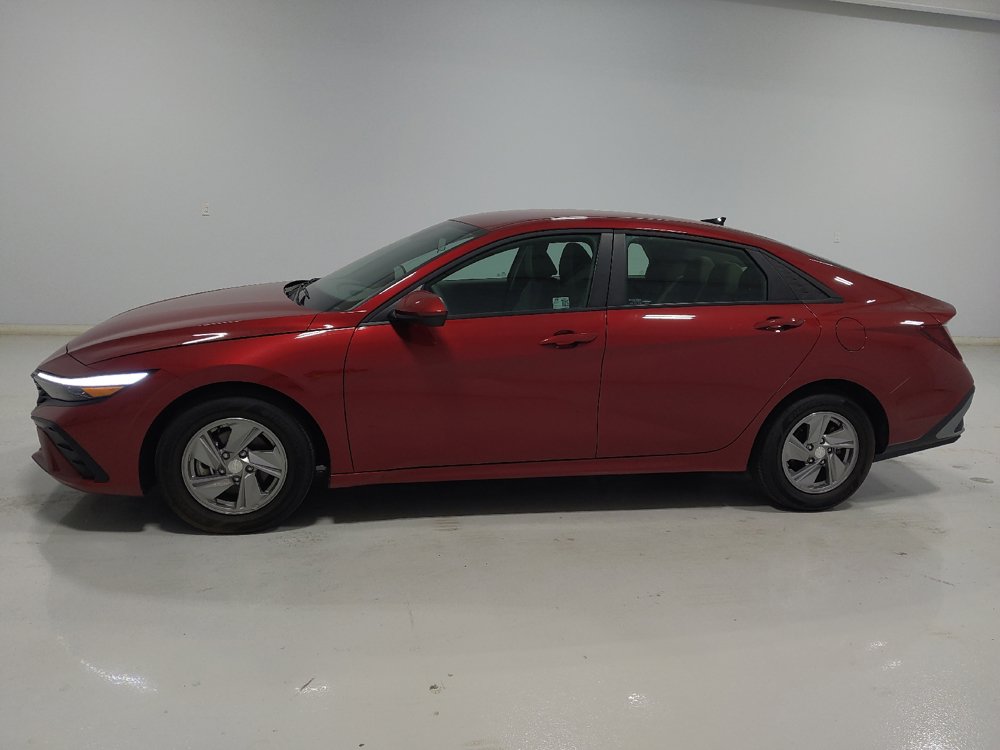Used 2024 Hyundai Elantra SE FWD image 2