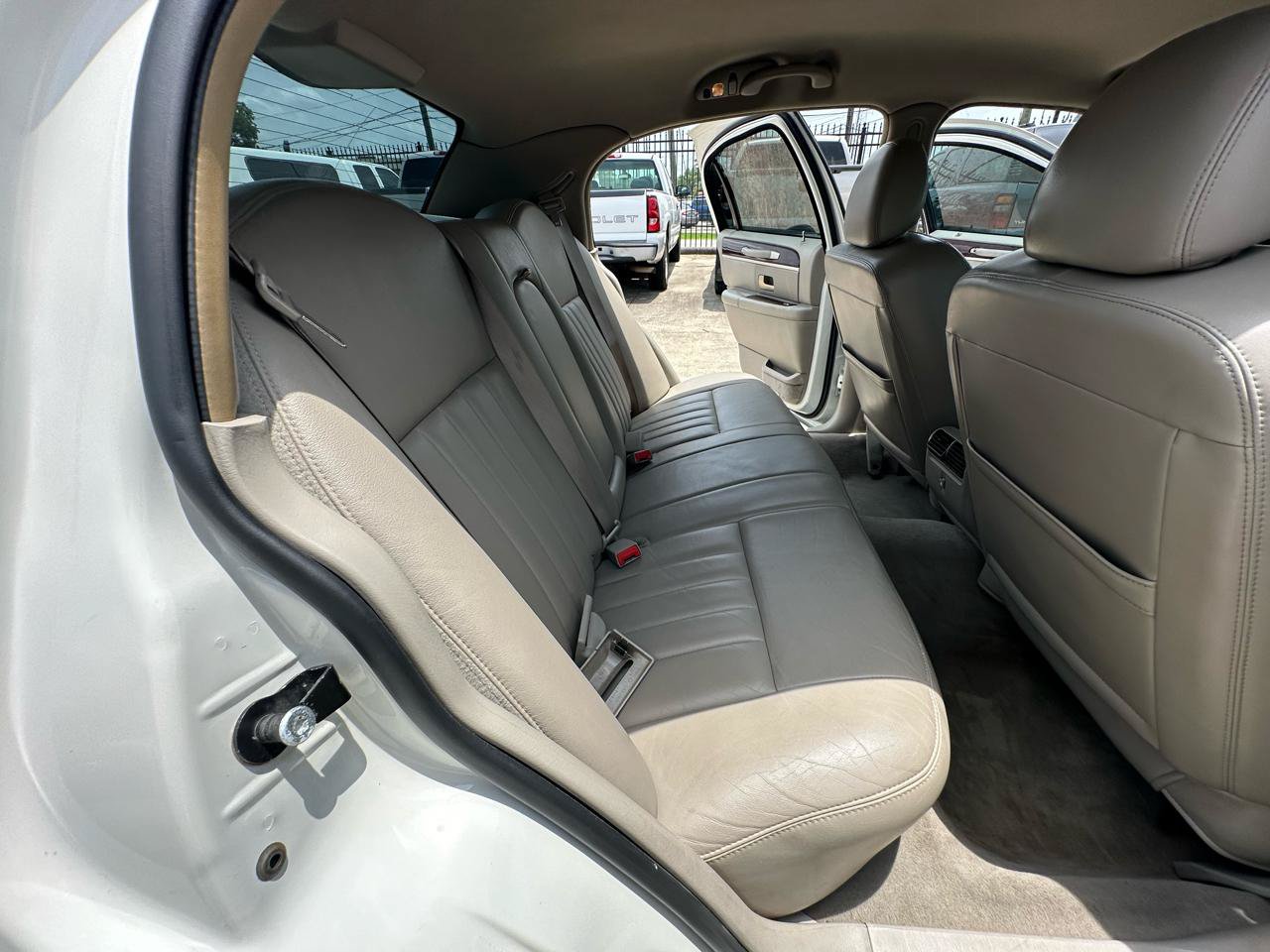 Used 2006 Lincoln Town Car Signature RWD image 30