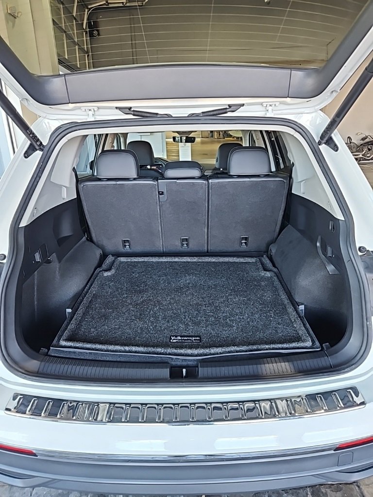 Used 2024 Volkswagen Tiguan SE w/ Panoramic Sunroof Package image 18